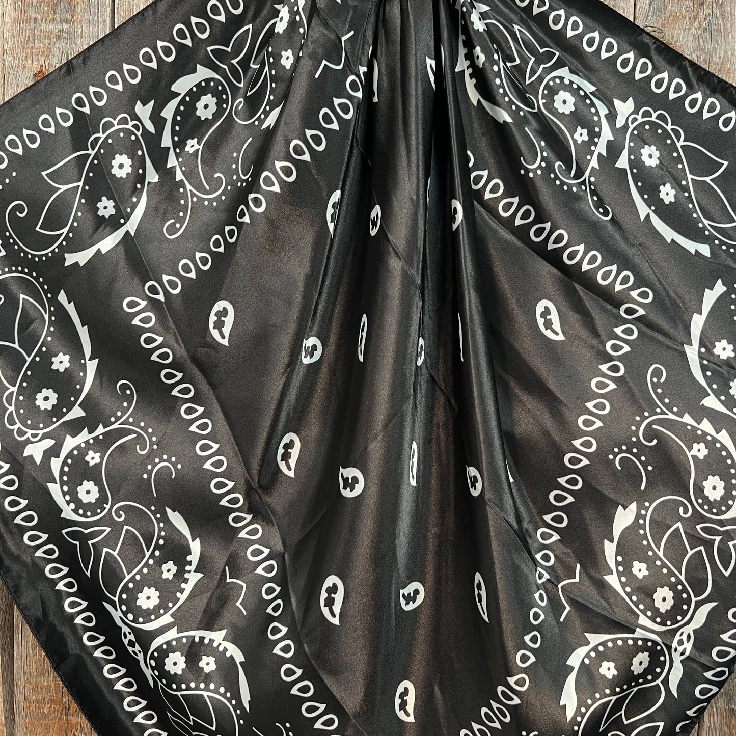 35X35"  Black & White Paisley Wild Rag/Scarf WR3411